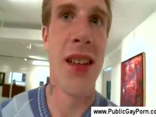 Masyarakat homoseks pria mengisap penis di sebuah seni galeri